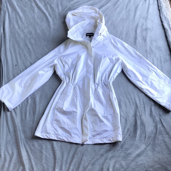 White anatomie designer fall jacket… small mark on back of hood